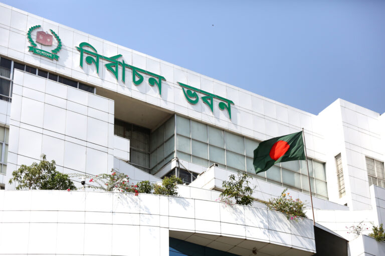 ভোটের আগে পুলিশ–প্রশাসন ও বিচার বিভাগে বড় পরিবর্তন ভোটের আগে পুলিশ–প্রশাসন ও বিচার বিভাগে বড় পরিবর্তন