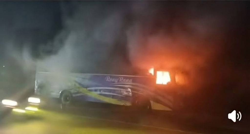 মহিপাল শাহীন একাডেমি রোডের সামনে যাত্রীবাহী বাসে আগুন