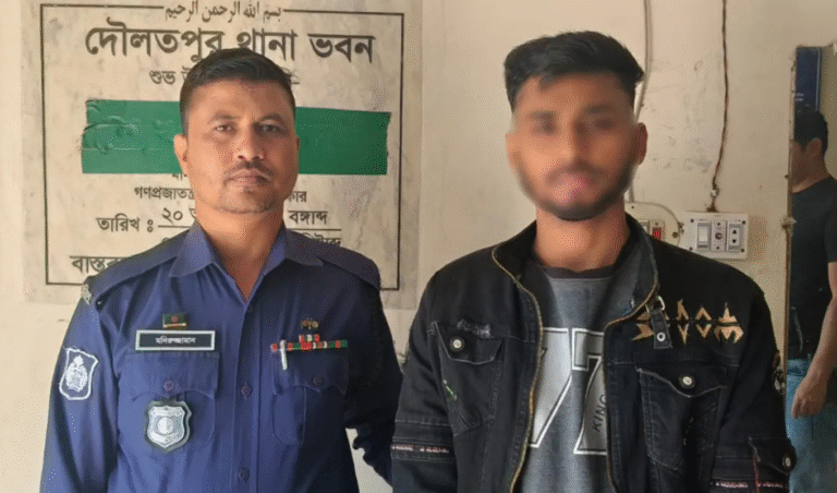 মোটরসাইকেল না দেয়ায় বাড়িতে পেট্রোলবোমা ও ককটেল বিস্ফোরণ যুবকের