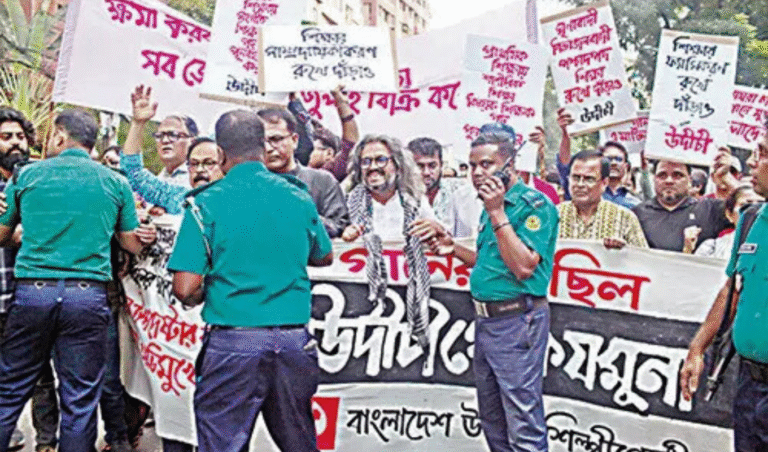 যমুনা অভিমুখী গানের মিছিলে পুলিশের বাধা