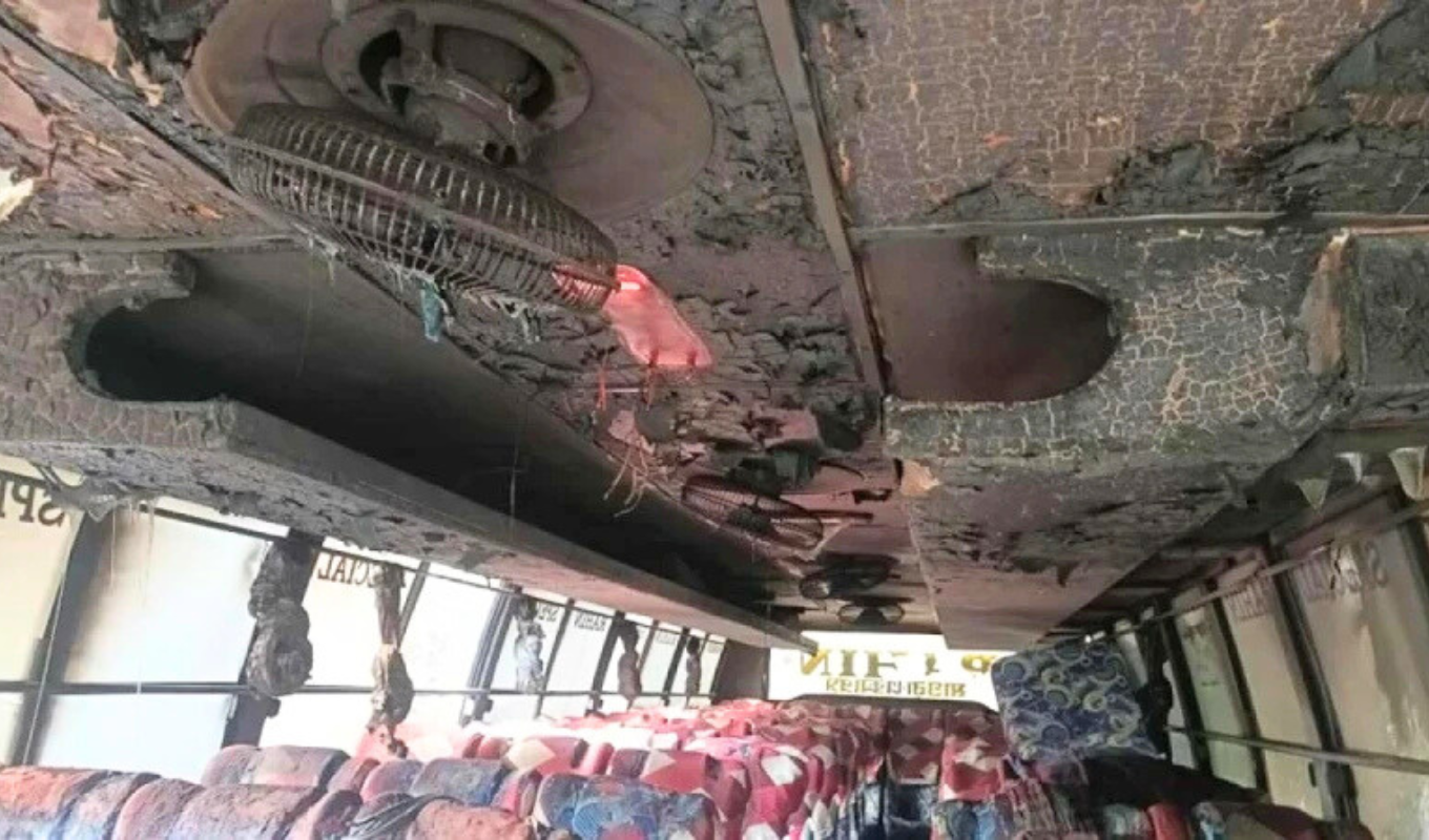 যশোরে পার্কিং করা বাসে আগুন, বস্তিবাসীরা অল্পের জন্য রক্ষা পেলেন