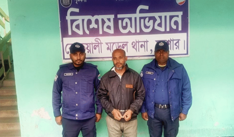 যশোরে যুবদল নেতার বাড়ি থেকে ককটেল ও পেট্রোল বোমা উদ্ধার যশোরে যুবদল নেতার বাড়ি থেকে ককটেল ও পেট্রোল বোমা উদ্ধার