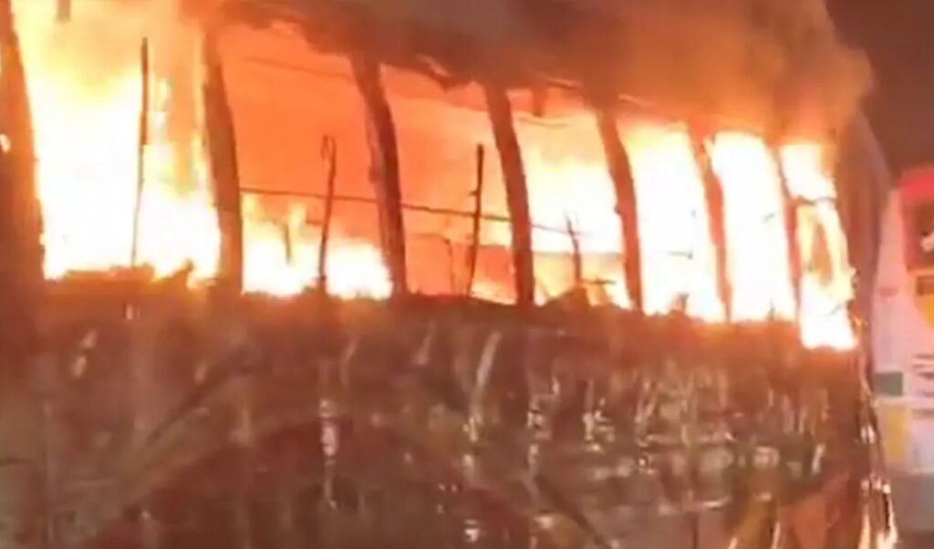 রাজধানীতে মধ্যরাতে তিনটি বাসে আগুন রাজধানীতে তিনটি বাসে অগ্নিকাণ্ড