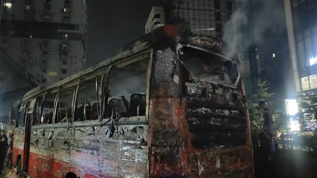 মহাখালীতে বাসে আগুন: আতঙ্ক, দ্রুত উদ্ধার, আর নিরাপত্তা প্রশ্ন 3 মহাখালীতে বাসে আগুন
