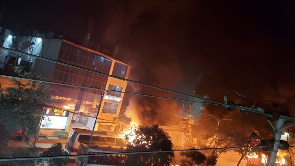 রামপুরায় বিটিভি ভবনের সামনে দাঁড়িয়ে থাকা বাসে আগুন