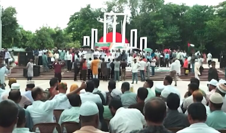 শহীদ মিনারে ফের তিন দফার দাবিতে প্রাথমিক শিক্ষকরা আন্দোলনে সরকারি প্রাথমিক শিক্ষকদের দশম গ্রেড দাবিতে আন্দোলন