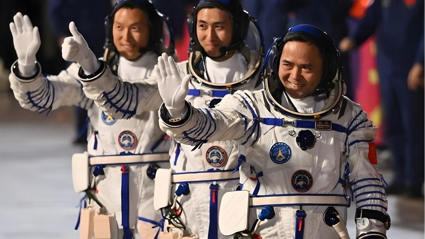 সবচেয়ে কম বয়সী নভোচারী ও চারটি ইঁদুর নিয়ে চীনের শেনঝো–২১ মহাকাশে