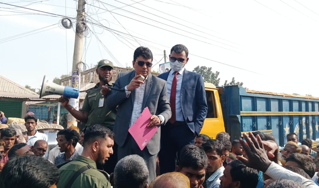 সার না পেয়ে হাতীবান্ধায় মহাসড়ক অবরোধে কৃষকরা সার সংকটে হাতীবান্ধায় দুই ঘণ্টা মহাসড়ক অবরোধ