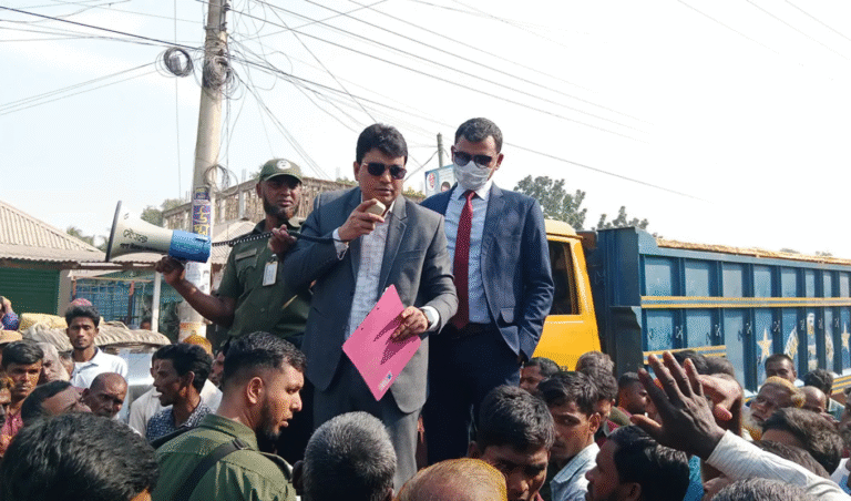 সার না পেয়ে হাতীবান্ধায় মহাসড়ক অবরোধে কৃষকরা সার সংকটে হাতীবান্ধায় দুই ঘণ্টা মহাসড়ক অবরোধ