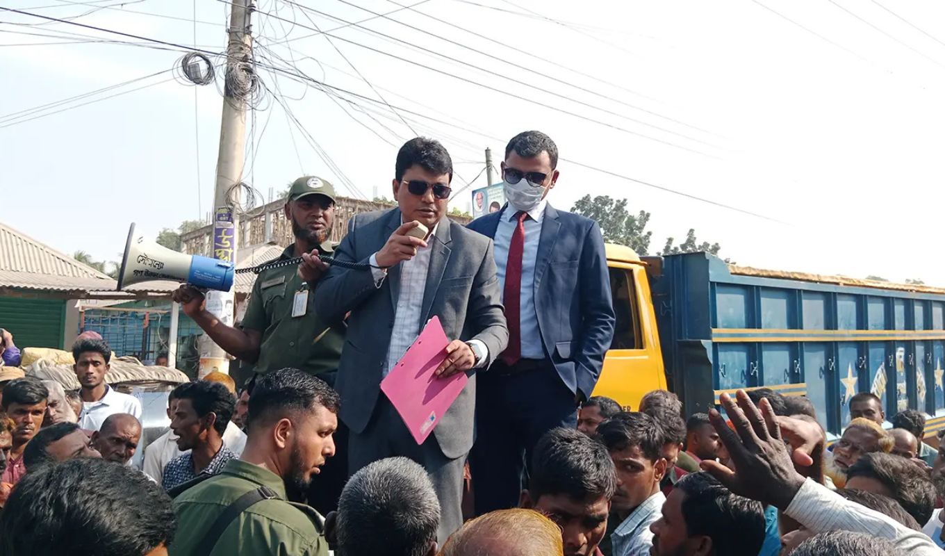 সার না পেয়ে হাতীবান্ধায় মহাসড়ক অবরোধে কৃষকরা সার সংকটে হাতীবান্ধায় দুই ঘণ্টা মহাসড়ক অবরোধ