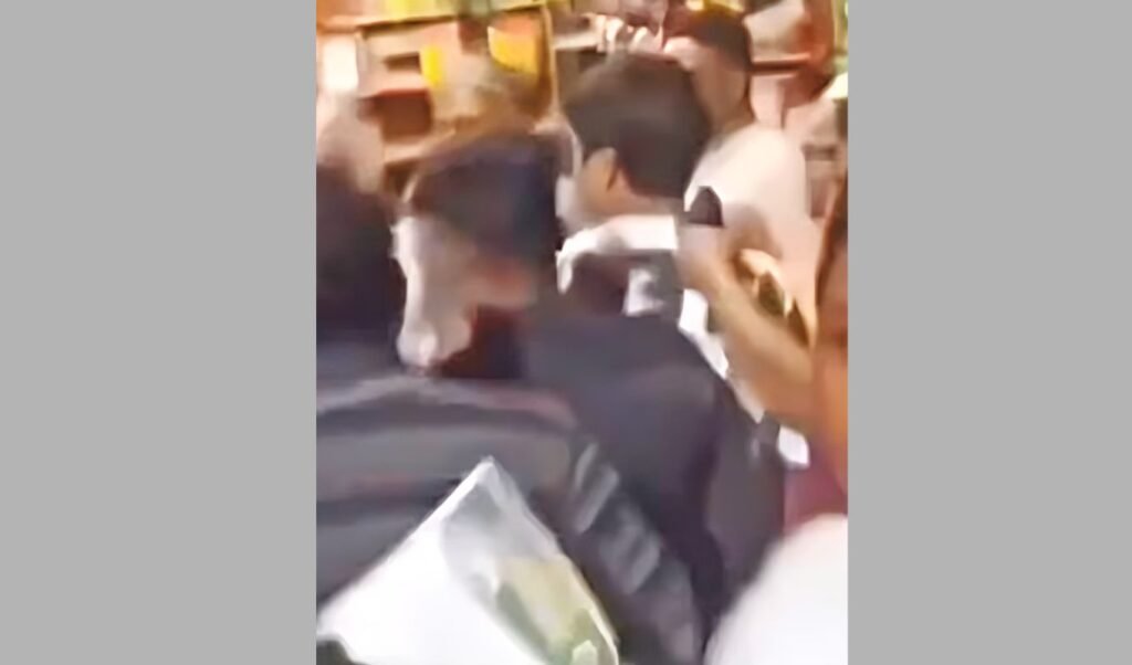 চট্টগ্রামে রাজনৈতিক ও সন্ত্রাসী সংঘাতে ১৫ জন নিহত সারোয়ার হত্যার ভিডিও থেকে নেওয়া চট্টগ্রামে রাজনৈতিক ও সন্ত্রাসী সংঘাতে ১৫ জন নিহত