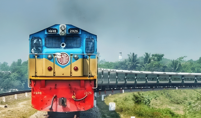 সিরাজগঞ্জে চলন্ত ট্রেনে পেট্রোল বোমা নিক্ষেপ