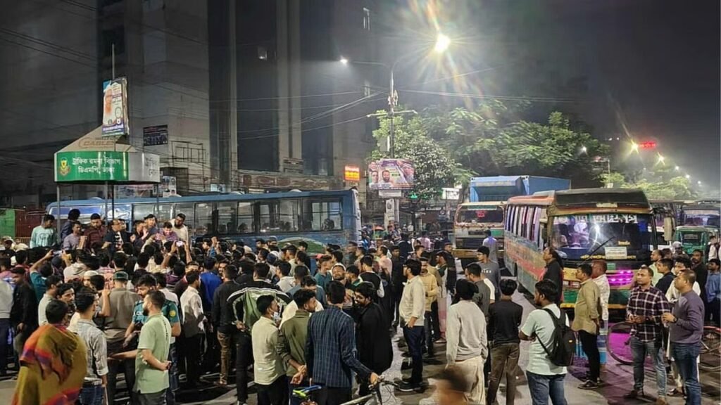 হল নিরাপত্তা নিশ্চিতের দাবিতে রাস্তায় ঢাকা কলেজ শিক্ষার্থীরা