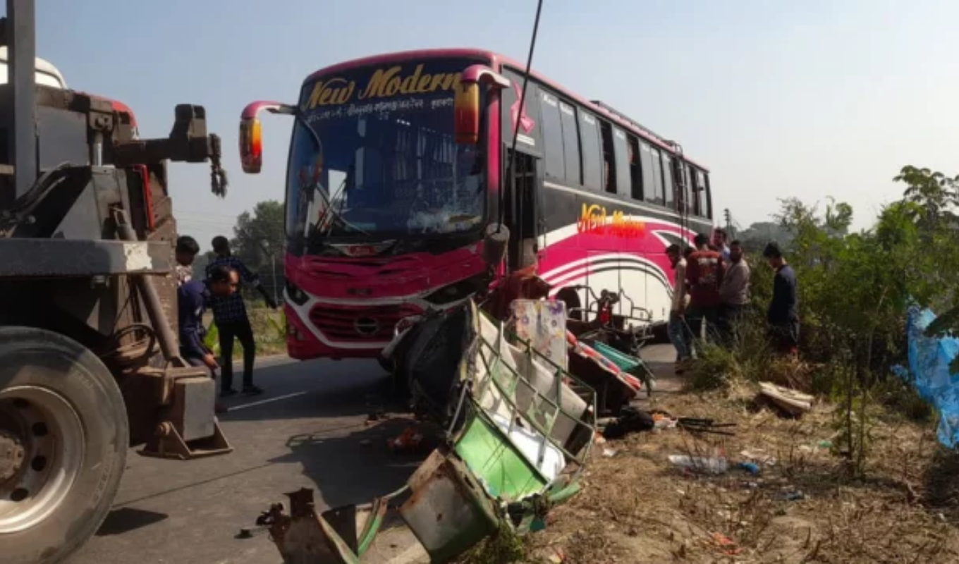 ভাঙ্গায় বাস-অটো সংঘর্ষে তিনজনের মৃত্যু, উদ্ধারকাজ চলছে