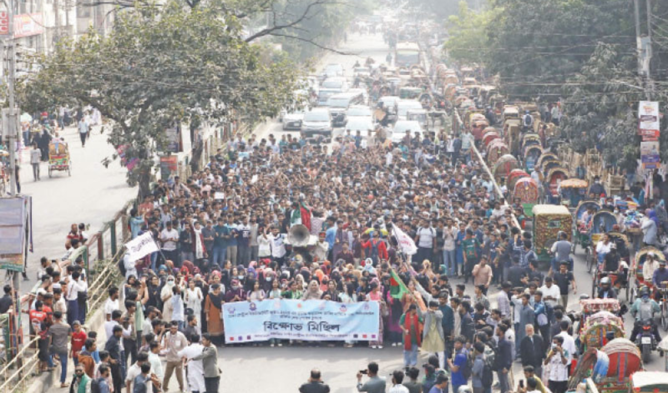 শিক্ষাভবন মোড় অবরোধে শিক্ষার্থীদের অবস্থান, পুলিশের নজরদারি জোরদার