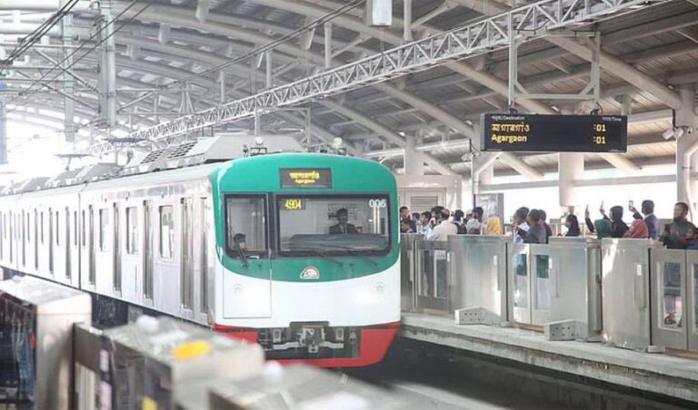 Cloth on Metro Rail Wire Causes 20 Minute Service Disruption মেট্রোরেলের তারে কাপড় পড়ে ২০ মিনিট থেমে ছিল ট্রেন