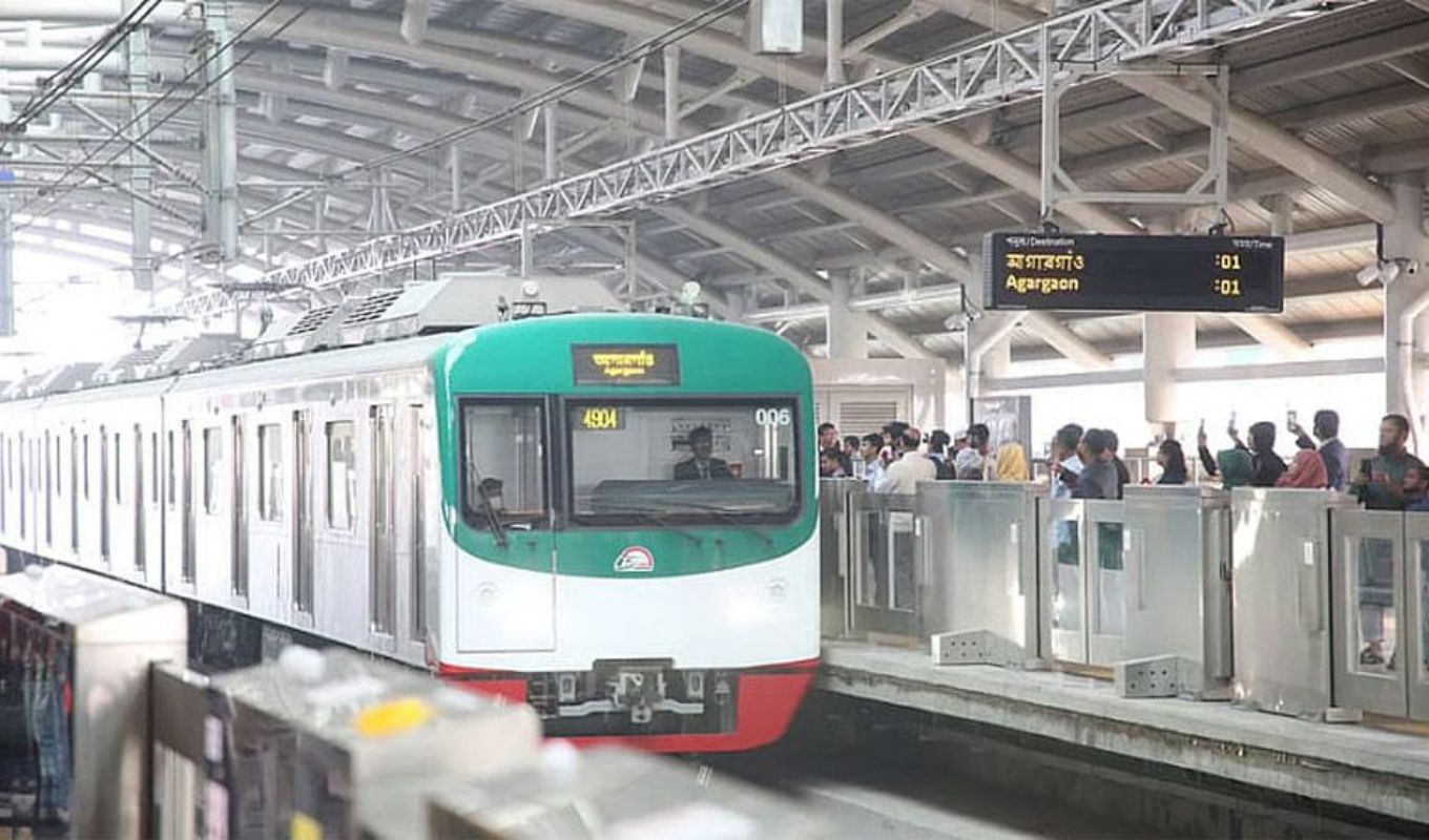 Cloth on Metro Rail Wire Causes 20 Minute Service Disruption মেট্রোরেলের তারে কাপড় পড়ে ২০ মিনিট থেমে ছিল ট্রেন