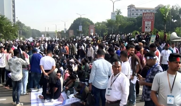 NEIR বাস্তবায়নের প্রভাবে ব্যবসায়ীদের সড়ক অবরোধ