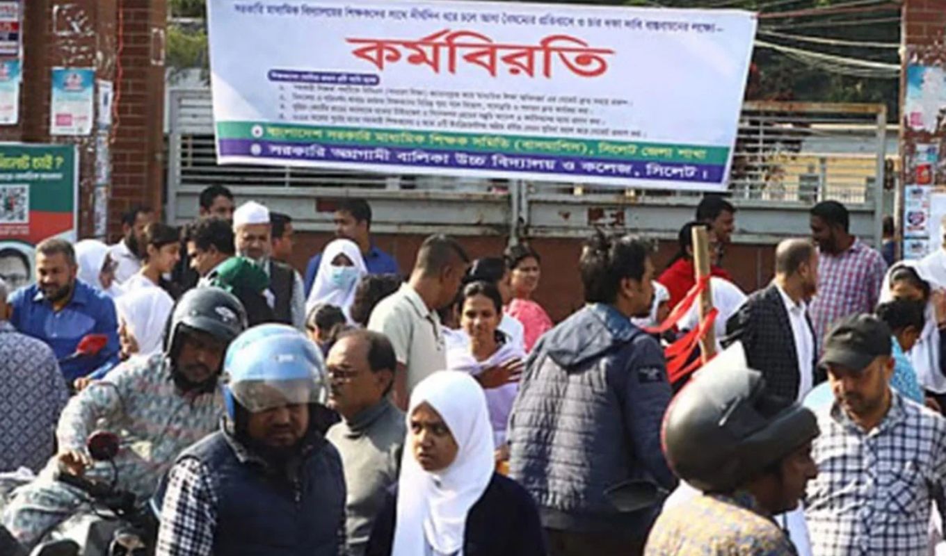 Secondary Teachers Suspend Strike and Return to Annual কর্মবিরতি স্থগিত করে বার্ষিক পরীক্ষায় ফিরছেন মাধ্যমিক শিক্ষকরা