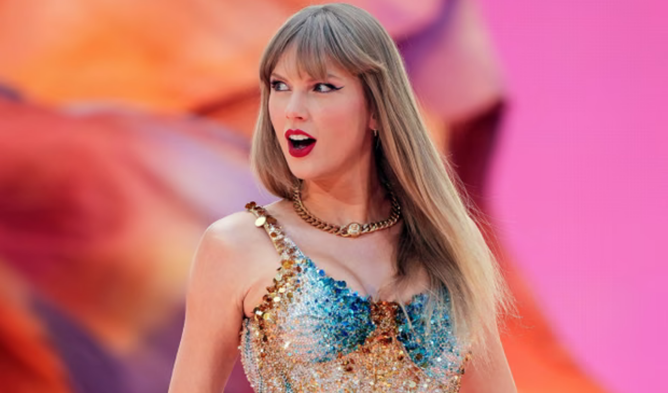 Taylor Swift Stuns Fans With Life of a Showgirl Track and Holiday Pop Up টেলর সুইফটের অলংকার, কস্টিউম ও ভিজ্যুয়াল আর্টিফ্যাক্টে সাজানো জমকালো পপ-আপ প্রদর্শনী