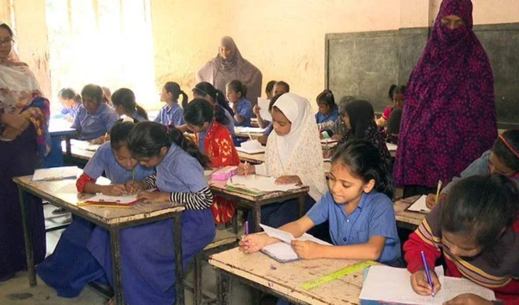 কুষ্টিয়ায় শিক্ষকের কর্মবিরতির মধ্যে অভিভাবকেই পরীক্ষা নিতে হলো কুষ্টিয়ায় শিক্ষকের অনুপস্থিতিতে অভিভাবকরা নিয়েছেন পরীক্ষা