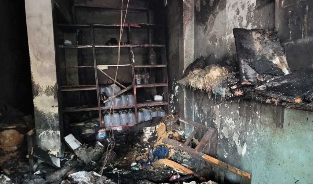 টাঙ্গাইলে দোকানে আগুনে দগ্ধ হয়ে ব্যবসায়ীর মৃত্যু 2 কালিহাতীতে দোকানে আগুন, পুড়ে মৃত্যু ব্যবসায়ীর
