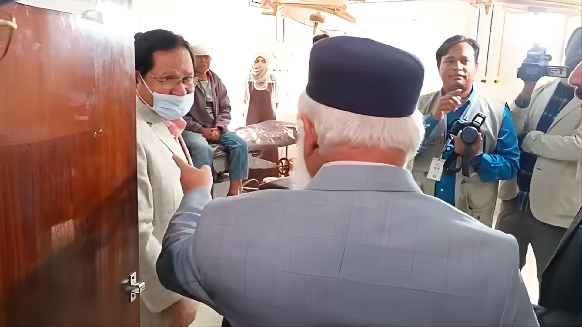 ডিজির সামনে চিকিৎসকের বিস্ফোরণ! মুহূর্তেই উড়ে গেল দায়িত্ব—এবার শোকজের নোটিশ হাতে 1 ডিজির সামনে চিকিৎসকের বিস্ফোরণ মুহূর্তেই উড়ে গেল দায়িত্ব—এবার শোকজের নোটিশ হাতে ডিজির সামনে চিকিৎসকের বিস্ফোরণ! মুহূর্তেই উড়ে গেল দায়িত্ব—এবার শোকজের নোটিশ হাতে