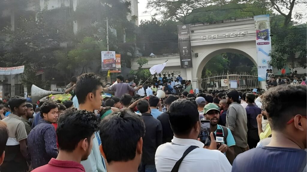 ঢাকা সেন্ট্রাল ইউনিভার্সিটি আইনের দাবিতে ঢাকা সেন্ট্রাল ইউনিভার্সিটি আইনের দাবিতে উত্তাল মিরপুর রোড: দেড় লাখ শিক্ষার্থীর ভবিষ্যৎ অনিশ্চয়তার মুখে