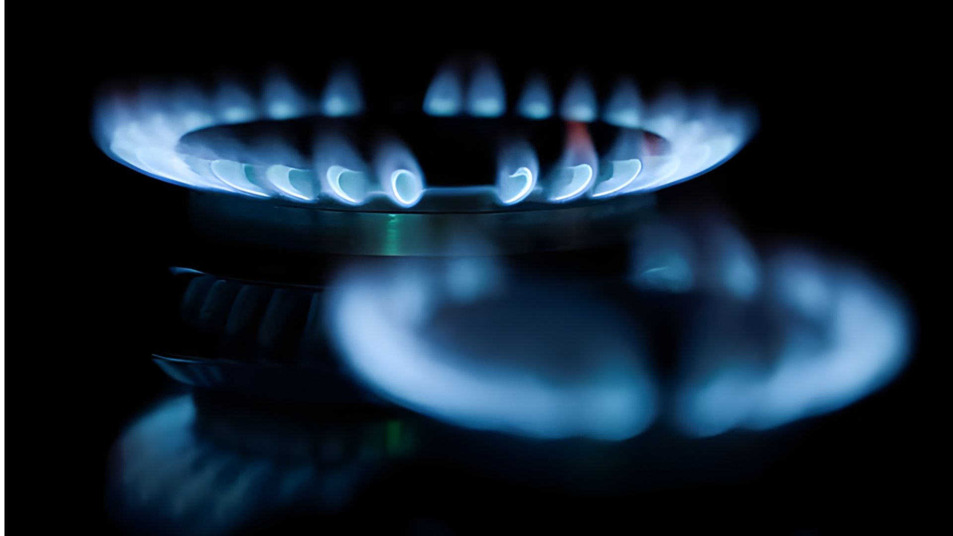 ঢাকার রাস্তায় আগুন—গ্যাস নেই তিন মাস! হাজারো মানুষের রোষে স্থবির রাজধানী! 1 ঢাকার রাস্তায় আগুন—গ্যাস নেই তিন মাস হাজারো মানুষের রোষে স্থবির রাজধানী ঢাকার রাস্তায় আগুন—গ্যাস নেই তিন মাস! হাজারো মানুষের রোষে স্থবির রাজধানী!