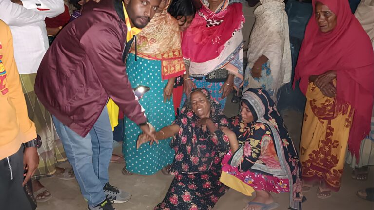 বাজার আনতে বের হয়েছিলেন লাশ হয়ে ফিরলেন মুহূর্তেই অন্ধকারে ডুবল সাত সদস্যের পরিবার বাজার আনতে বের হয়েছিলেন, লাশ হয়ে ফিরলেন! মুহূর্তেই অন্ধকারে ডুবল সাত সদস্যের পরিবার