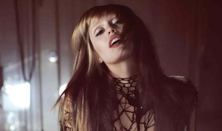 মাইলি সাইরাসের সিনেমা সঙ্গীত বিস্তার সিনেমায় গান রচনার দৃষ্টি মাইলি সাইরাসের