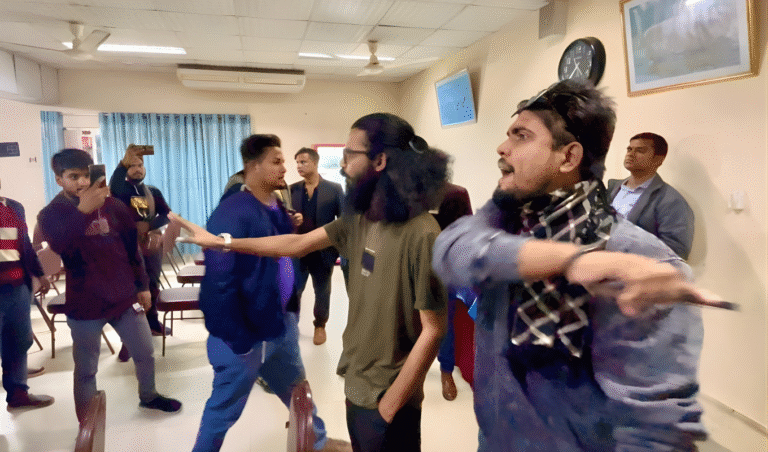 রাজশাহীতে সম্প্রচার বন্ধ না করলে সাংবাদিকদের তালাবদ্ধের হুমকি ছাত্রনেতার রাজশাহীতে সাংবাদিকদের তালাবদ্ধের হুমকি