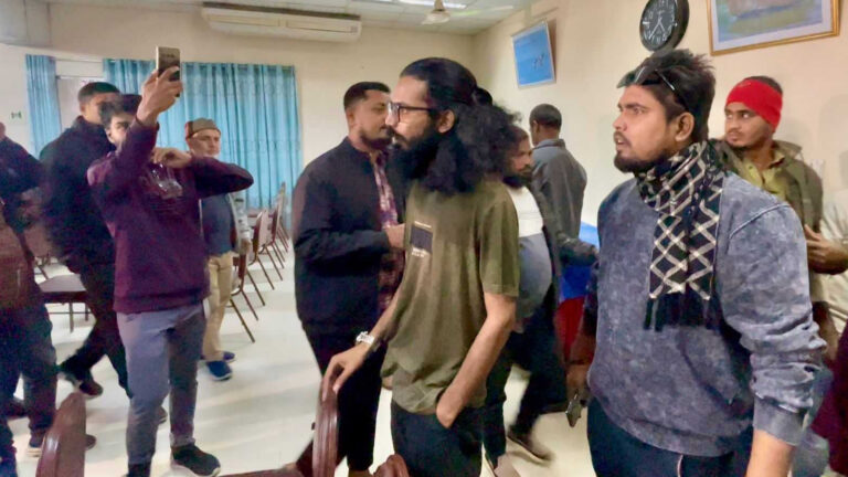 রাজশাহীতে সাংবাদিকদের ‘তালা মেরে’ আটকে রাখার হুমকি এনসিপির