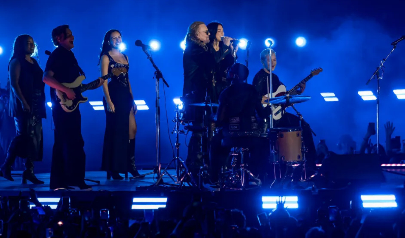 সঙ্গীত সন্ধ্যার চমক দুয়া লিপার সঙ্গে মানার ফহের অলভেরার দ্বৈত পরিবেশনা দুয়া লিপা মেক্সিকো সিটিতে দ্বিতীয় কনসার্টে মানার ‘ওয়ে মি আমোর’-এ ফের অলভেরার সঙ্গে পারফর্ম করলেন