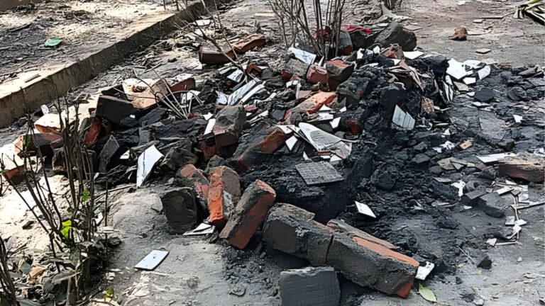 ‘উদ্বোধন মানি না স্লোগানে উত্তাল মুলাদী ডিসি ইউএনওর সামনে মুহূর্তে ভাঙচুরে লণ্ডভণ্ড মঞ্চ ‘উদ্বোধন মানি না’ স্লোগানে উত্তাল মুলাদী! ডিসি-ইউএনওর সামনে মুহূর্তে ভাঙচুরে লণ্ডভণ্ড মঞ্চ