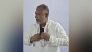 বুলেটপ্রুফ জ্যাকেট পরে নির্বাচনী সভায় গোপালগঞ্জের বিএনপি প্রার্থী বুলেটপ্রুফ জ্যাকেট পরে নির্বাচনী সভায় গোপালগঞ্জের বিএনপি প্রার্থী