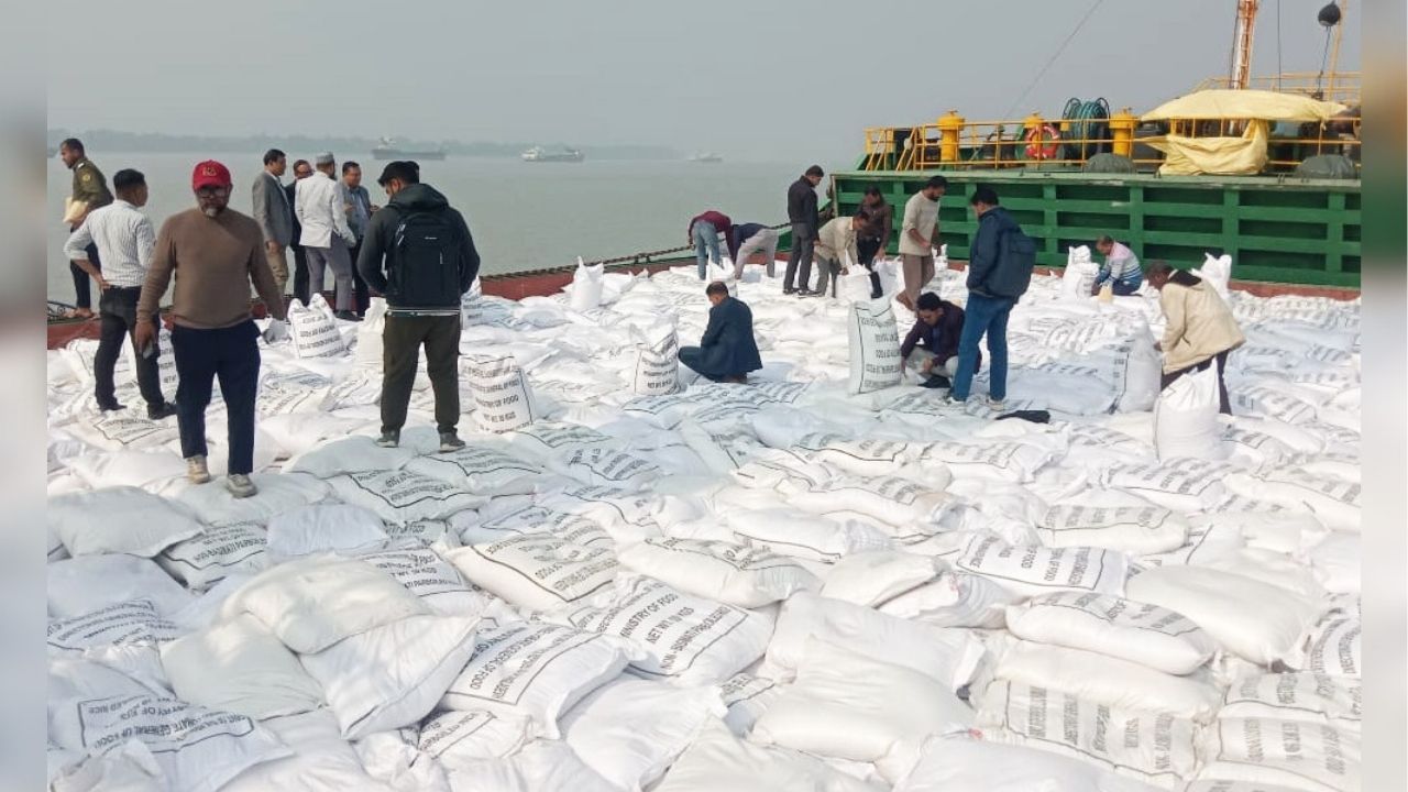 ভারত থেকে চালের বিশাল চালান পৌঁছাল মোংলা বন্দরে খাদ্য নিরাপত্তা নিশ্চিত করতে মোংলায় এলো ভারতীয় চাল