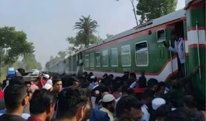 কুমিল্লায় মহানগর এক্সপ্রেস লাইনচ্যুত কুমিল্লায় মহানগর এক্সপ্রেস লাইনচ্যুত
