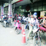 গুজবে জ্বালানি তেলে হঠাৎ ভিড় গুজবে জ্বালানি তেলে হঠাৎ ভিড়