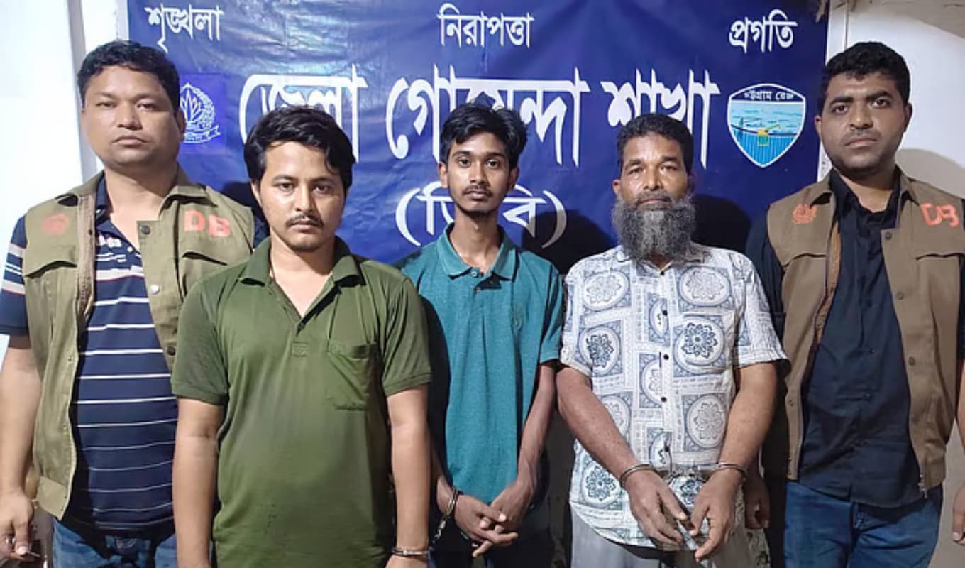 প্রাচীরঘেরা বাড়িতে ১২০০ লিটার জ্বালানি তেল মজুত প্রাচীরঘেরা বাড়িতে ১২০০ লিটার পেট্রল জব্দ, তিনজন গ্রেপ্তার