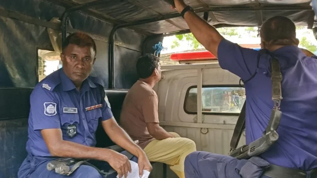 চাঁপাইনবাবগঞ্জে ছাত্রী ধর্ষণ শিক্ষক গ্রেপ্তার এলাকায় তীব্র ক্ষোভ চাঁপাইনবাবগঞ্জে ছাত্রী ধর্ষণ: শিক্ষক গ্রেপ্তার, এলাকায় তীব্র ক্ষোভ