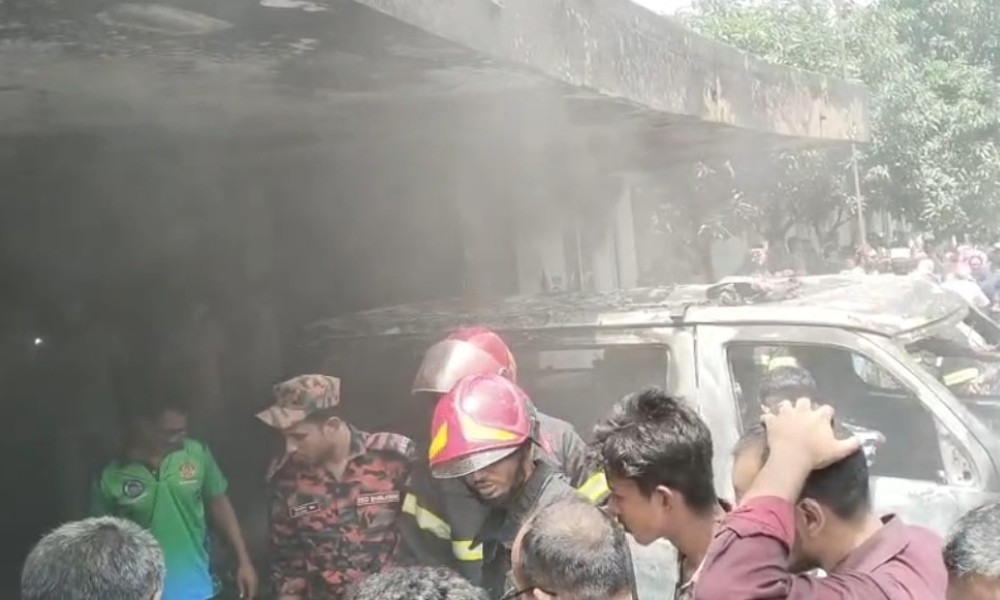 বাগেরহাট হাসপাতালে অ্যাম্বুল্যান্সের সিলিন্ডার বিস্ফোরণে আগুন