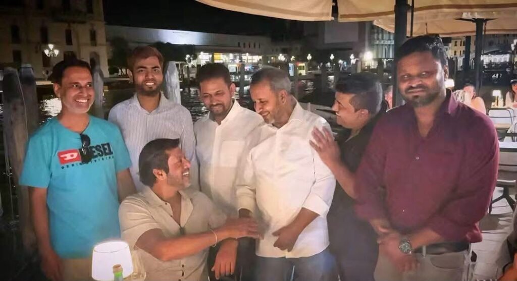 কাঁধে ক্যামেরা নিয়ে জয় ভাইরাল সামাজিক যোগাযোগমাধ্যমের ছবি 2 কাঁধে ক্যামেরা নিয়ে জয়, ভাইরাল সামাজিক যোগাযোগমাধ্যমের ছবি