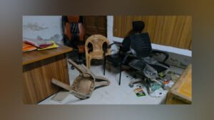 কুমিল্লায় থানার দরজা ভেঙে বেরিয়ে গেল আটক ২২ কিশোর কুমিল্লায় থানার দরজা ভেঙে বেরিয়ে গেল আটক ২২ কিশোর