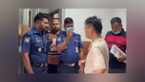 ধামরাইয়ে কারখানায় ঢুকে চীনা কর্মকর্তাকে বেঁধে লুট