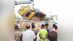 নয়মাইলে মুখোমুখি সংঘর্ষ, প্রাণ গেল দুজনের
