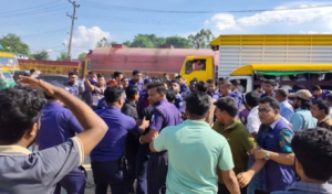 পটিয়ায় ট্রেনের ধাক্কায় পিকআপ দ্বিখণ্ডিত, ইঞ্জিন লাইনচ্যুত