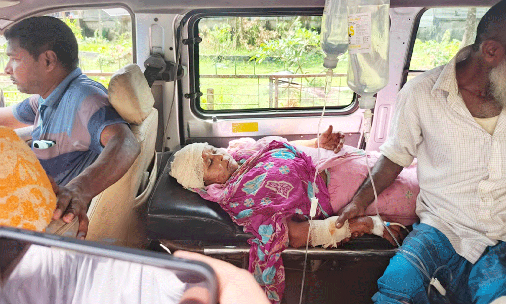 পাওনা ৬০০ টাকা চাওয়ায় একই পরিবারের চারজন আহত 4 পাওনা ৬০০ টাকা চাওয়ায় একই পরিবারের চারজন আহত
