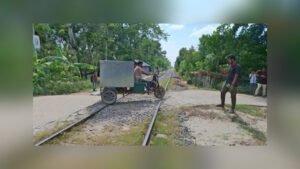 রাজবাড়ীতে অরক্ষিত রেলক্রসিংয়ে বাড়ছে দুর্ঘটনার ঝুঁকি