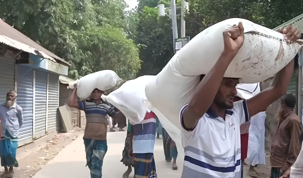 রৌমারীতে ডিলারের গুদাম ভেঙে সার নিলেন কৃষকেরা